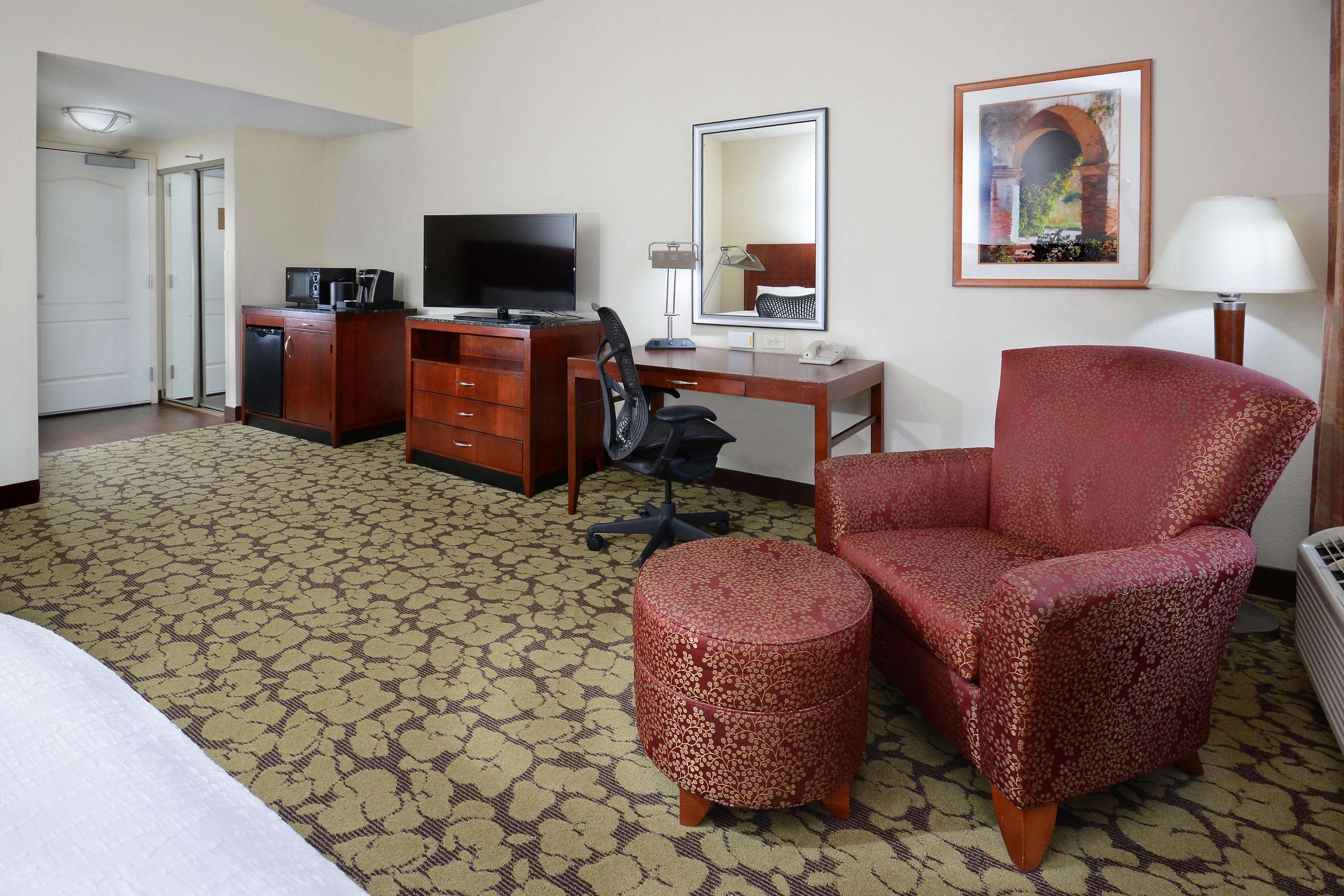 Hilton Garden Inn Greensboro Bagian luar foto