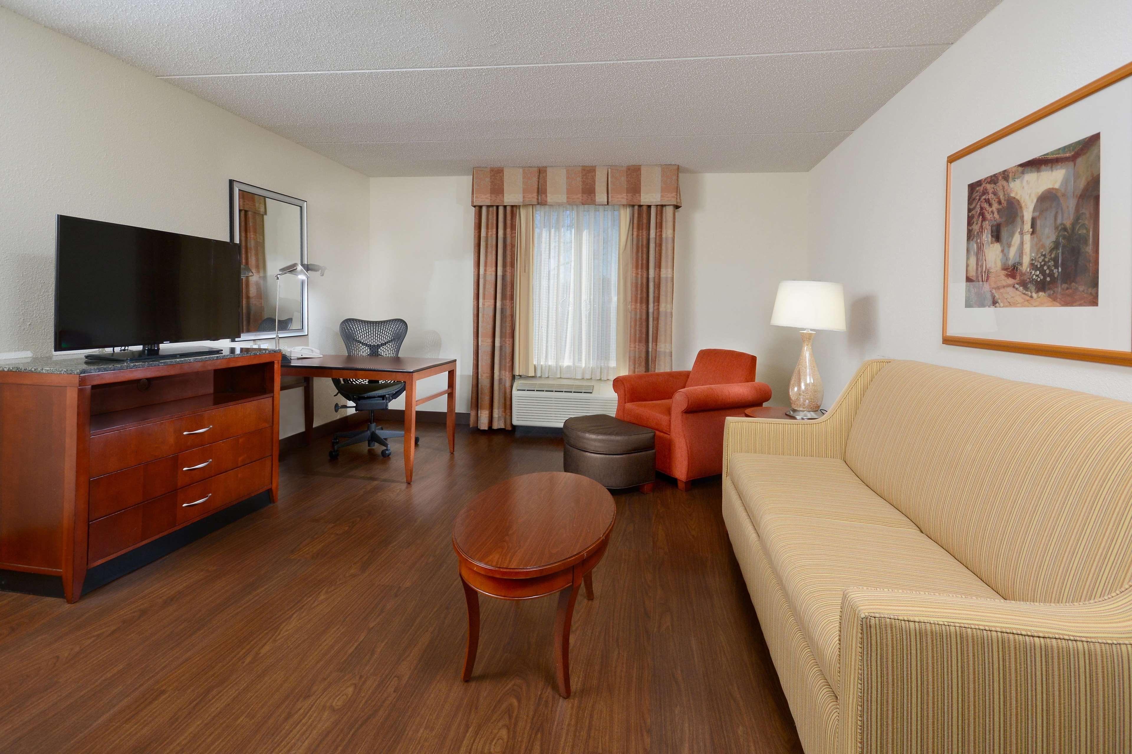 Hilton Garden Inn Greensboro Bagian luar foto