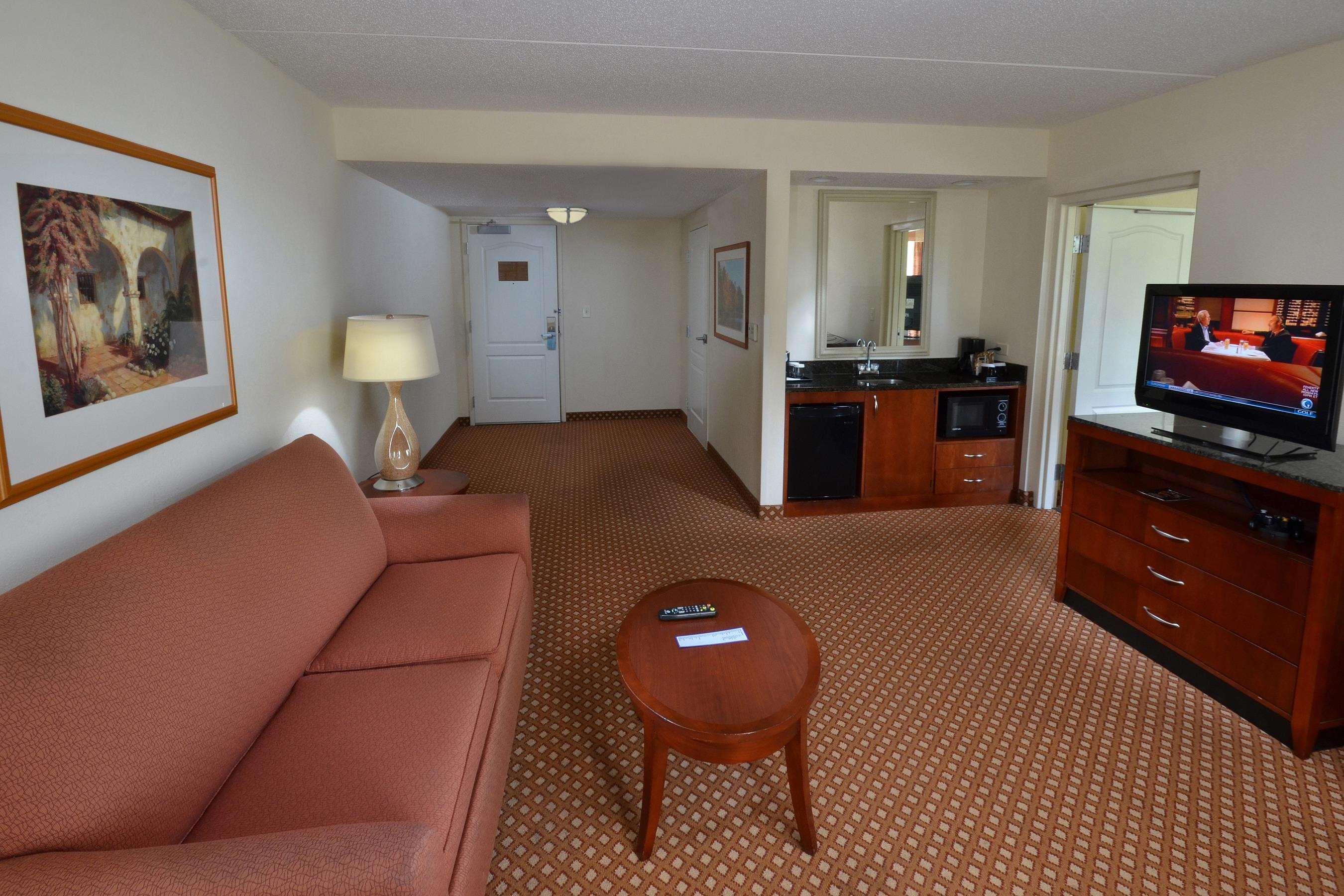 Hilton Garden Inn Greensboro Bagian luar foto