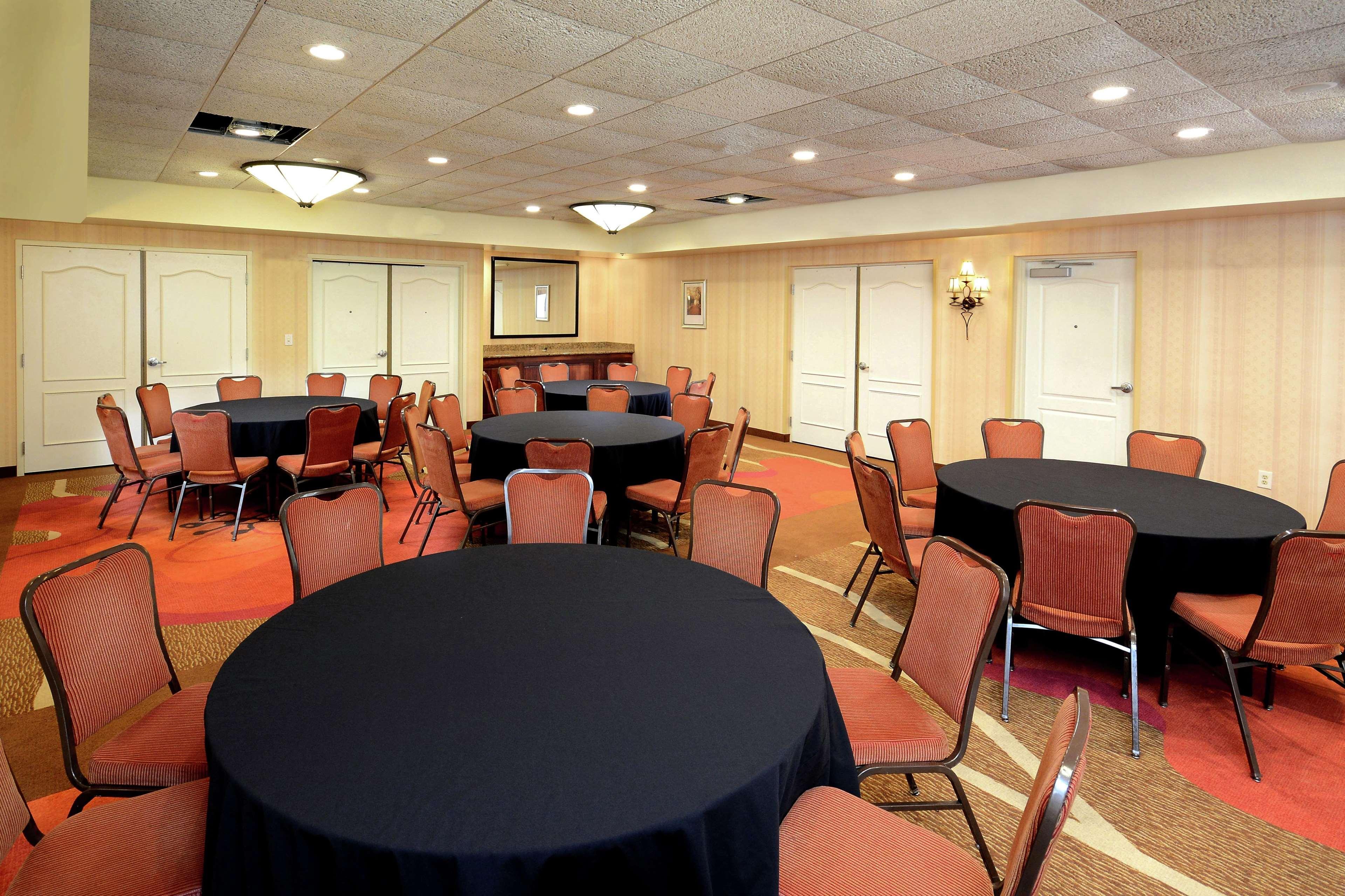 Hilton Garden Inn Greensboro Bagian luar foto