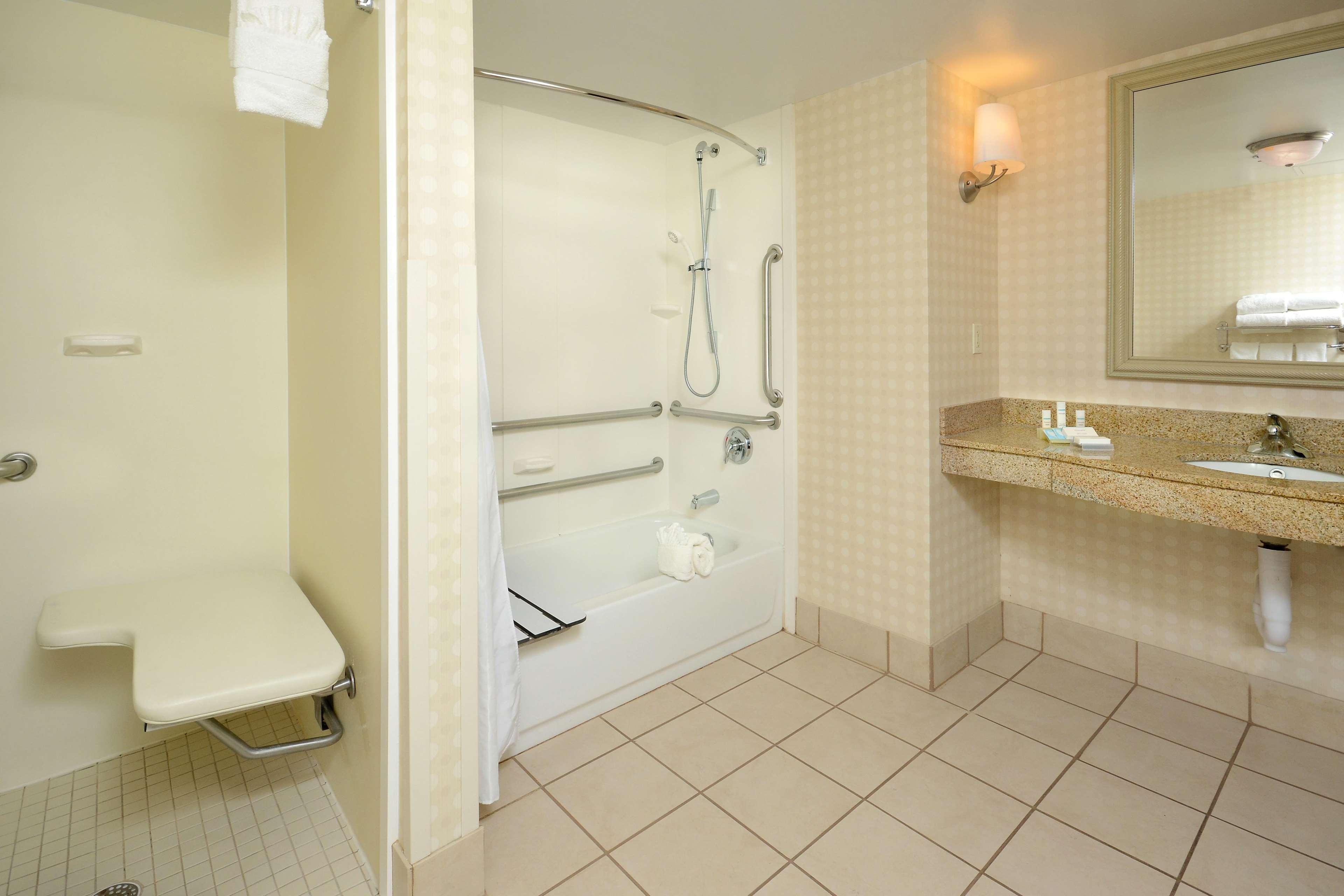 Hilton Garden Inn Greensboro Bagian luar foto
