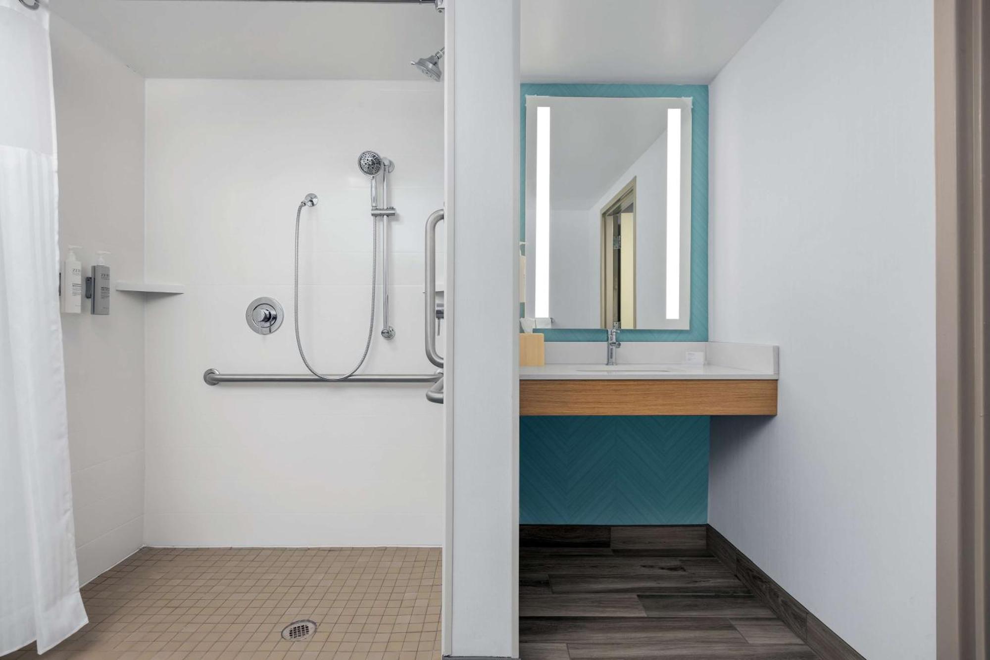 Hilton Garden Inn Greensboro Bagian luar foto