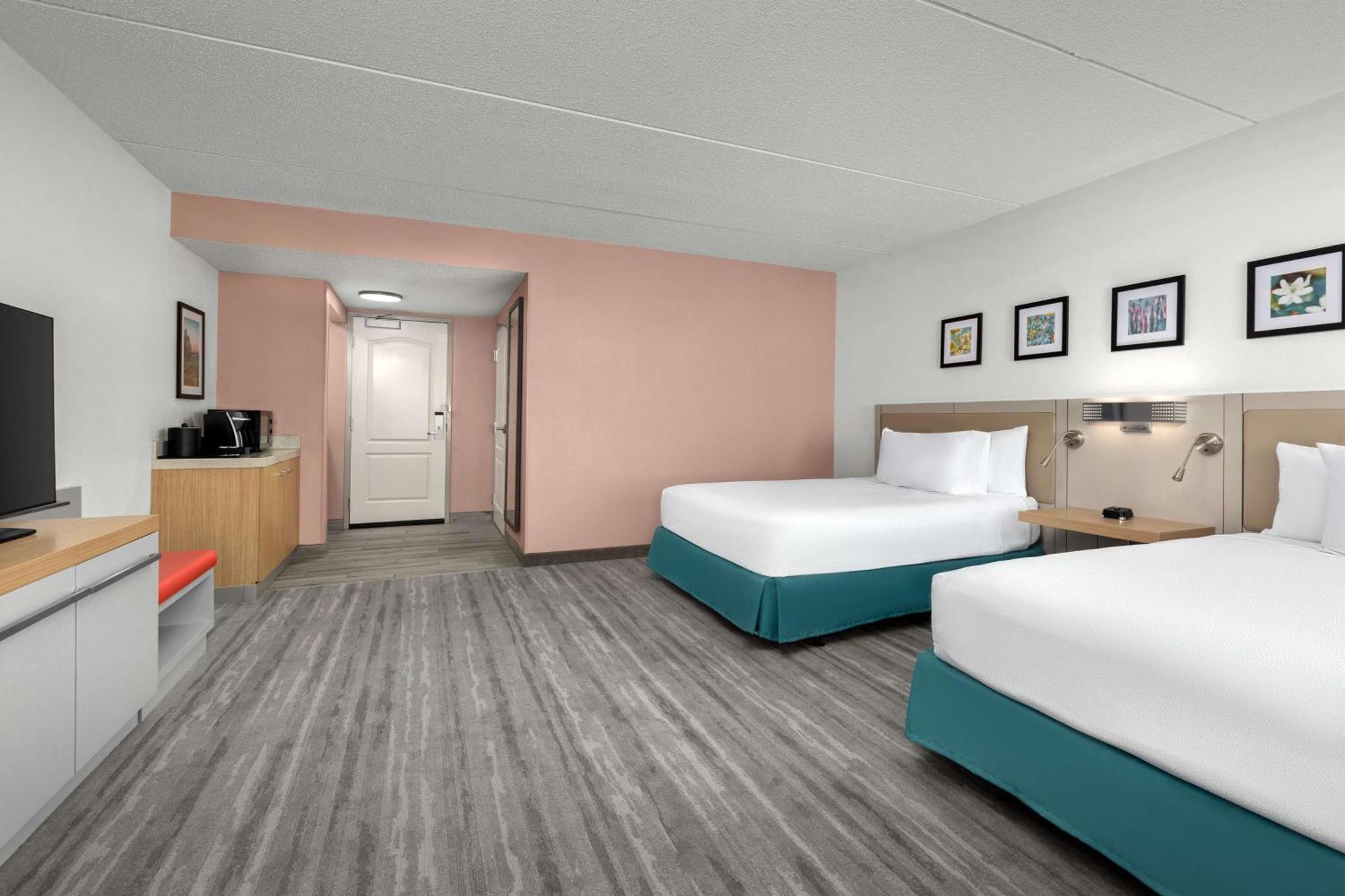 Hilton Garden Inn Greensboro Bagian luar foto